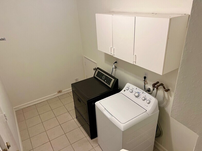 Building Photo - 1586 Palisades Dr