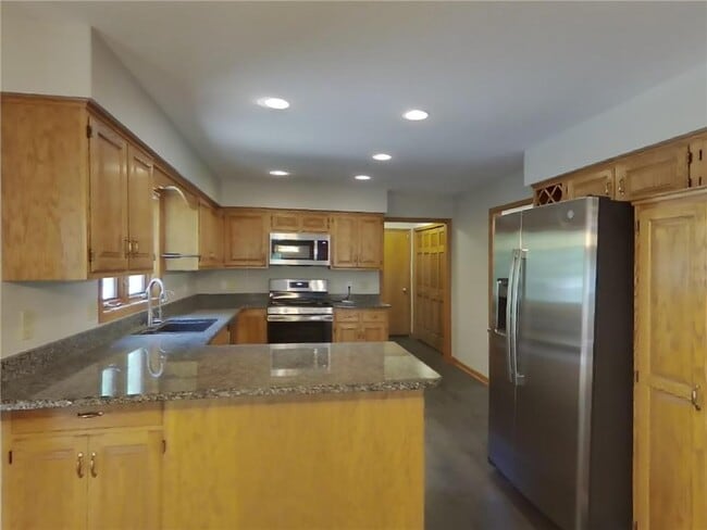 Building Photo - 5585 Rosewood Ln