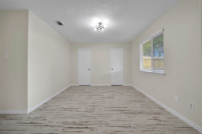 Building Photo - 10904 Birch Dr