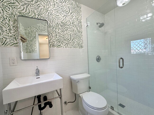 Building Photo - Bright & Modern Two-Story Home with Stunni...
