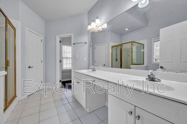 Building Photo - 8235 Wynwood Dr