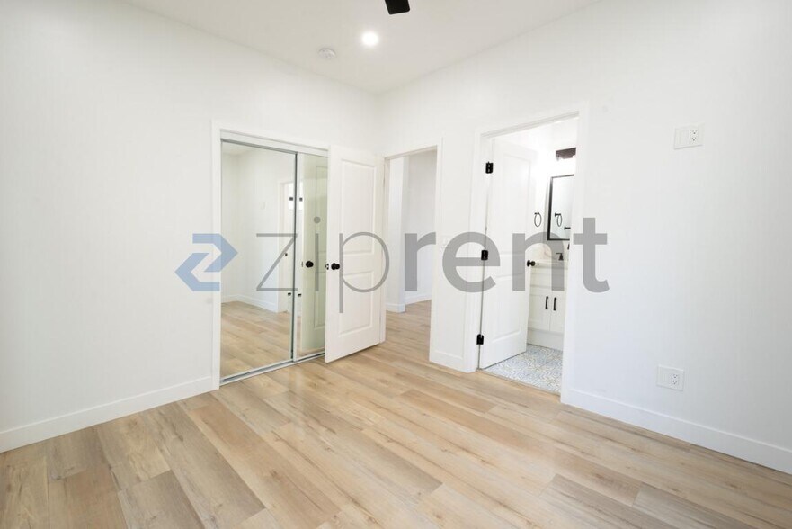 Building Photo - Unit