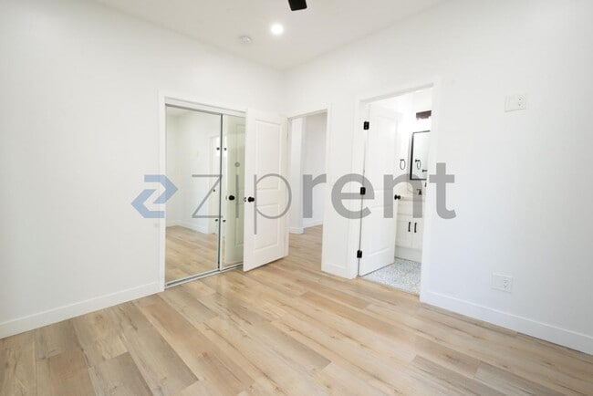 Building Photo - Unit