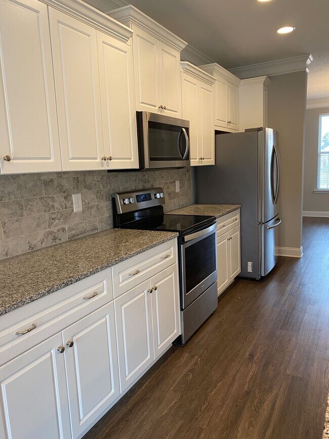 Building Photo - Spacious 5-Bedroom Home with Open Foyer - Move-In Ready! **Close to Fort Gordon, Hospitals, and I...