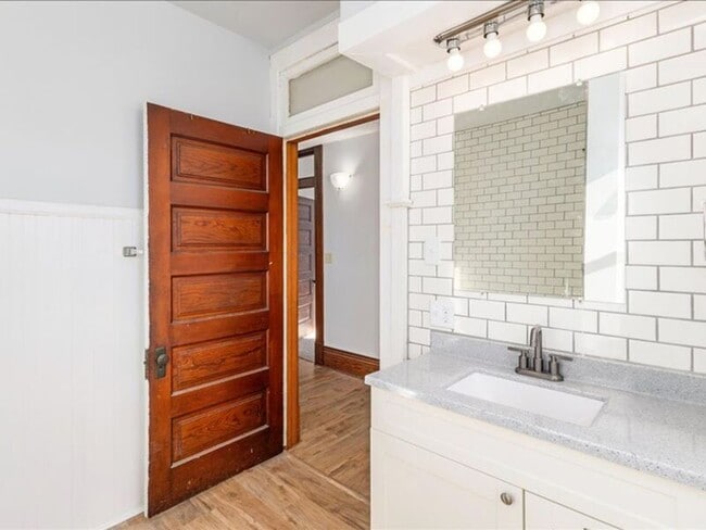 Building Photo - 520 1/2 W Bucyrus St- TOP FLOOR