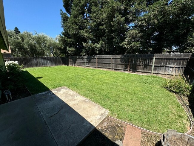 Building Photo - 3 bedroom 2 bathroom | House in Tahoe Park