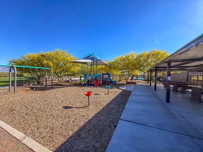 Building Photo - 4 Bedroom with new carpet and new interior paint in Saguaro Trails!