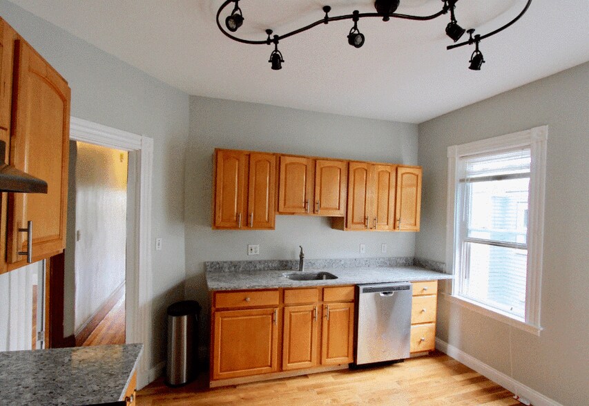 Building Photo - 137 Pleasant St