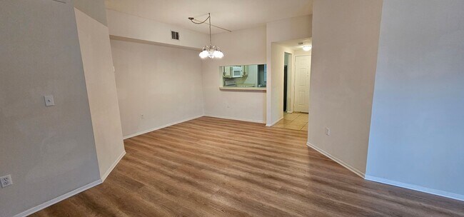 Building Photo - Bright and spacious 2-bedroom condo located in Summerlin Trace.