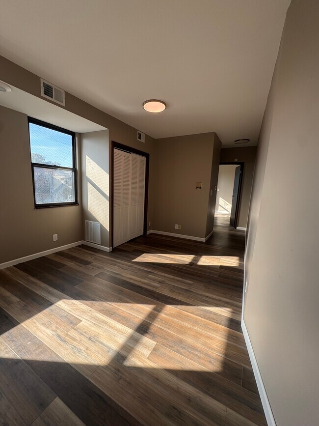 Building Photo - 2905 Glenmore Ave