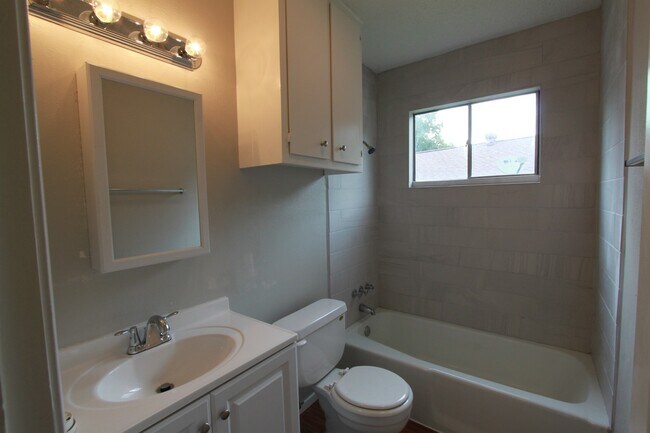Building Photo - East Austin 4BR Gem on Cul-de-Sac w/ Spacious Lot & Updates
