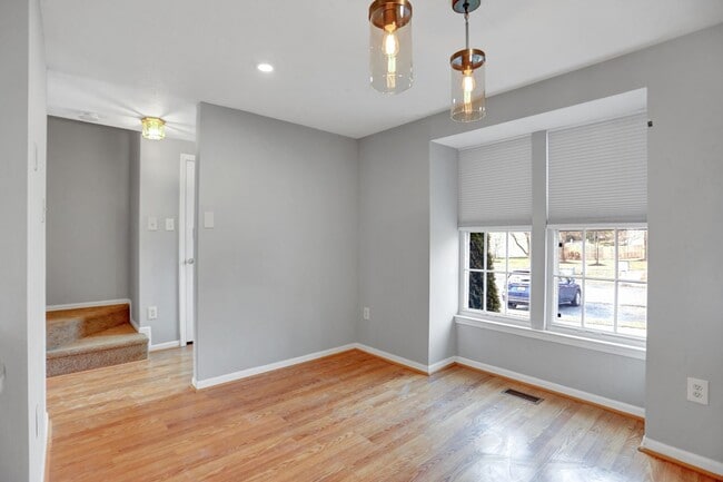 Building Photo - Charming End Of Group Townhome for Rent