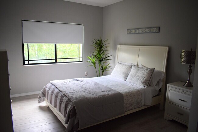 Building Photo - 3020 Alcazar Pl