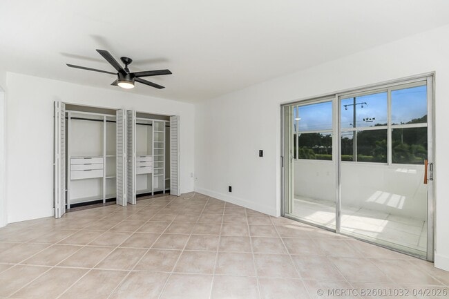 Building Photo - 560 Capri Ln