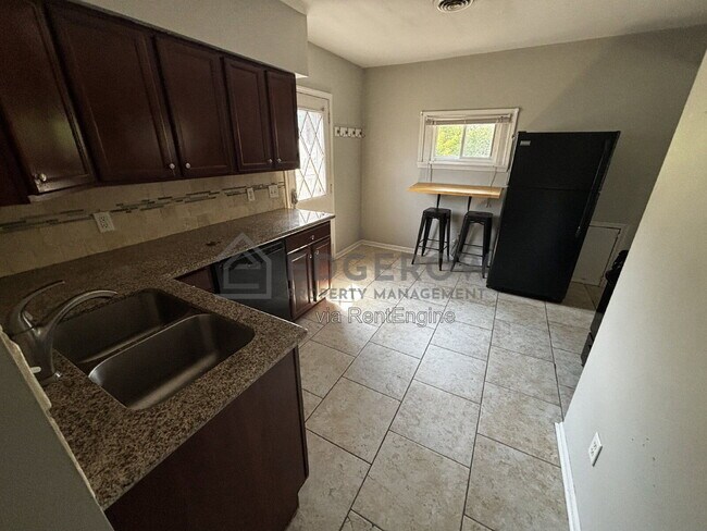 Building Photo - 354 Holmdene Blvd NE