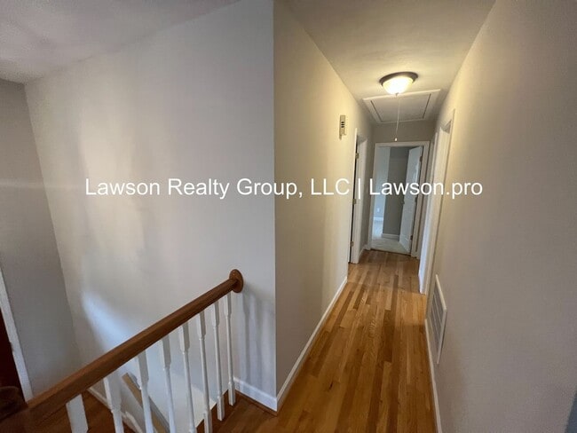 Building Photo - Beautiful Cave Spring Split Level with Bac...