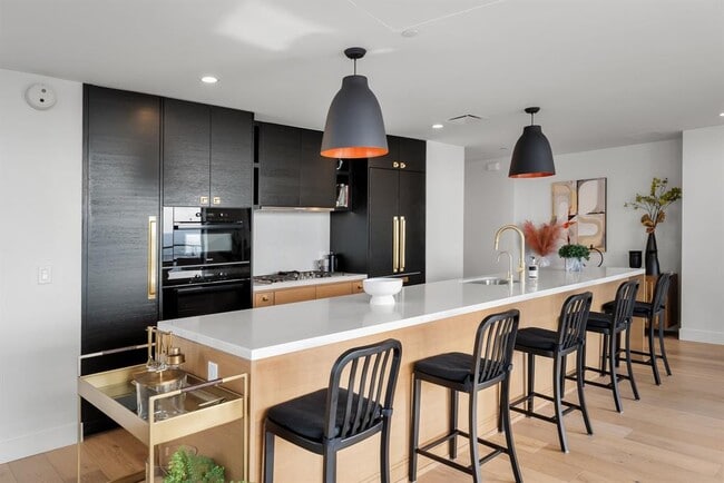 Building Photo - 70 Rainey St