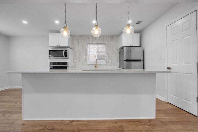 Building Photo - Completely renovated 2/1 on Golf Course!