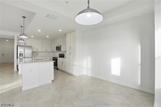 Building Photo - 15375 Grn Acrs Ave