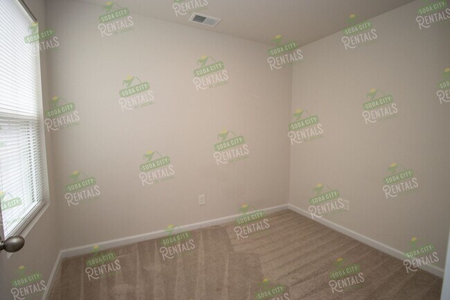 Building Photo - Modern 4 Bedroom Home ~ Minutes to Fort Jackson ~ Available May 2026!