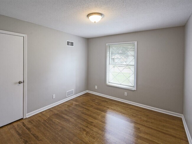 Building Photo - UPDATED & CUTE 3 bed, 2 bath home.