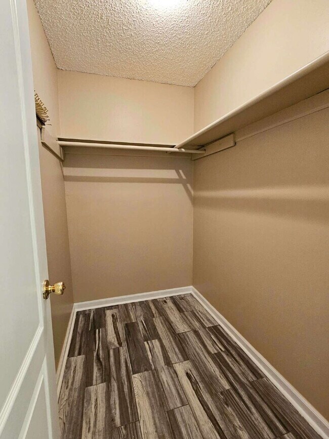 Building Photo - 4BR/2BA Single Family Home in Quiet Neighborhood