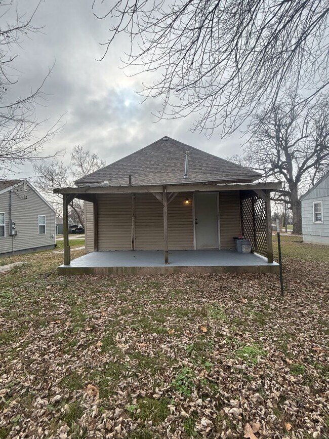 Building Photo - Affordable Elegance: 2-Bed, 1-Bath with Outdoor Oasis