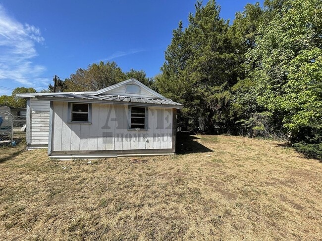 Building Photo - House For Rent