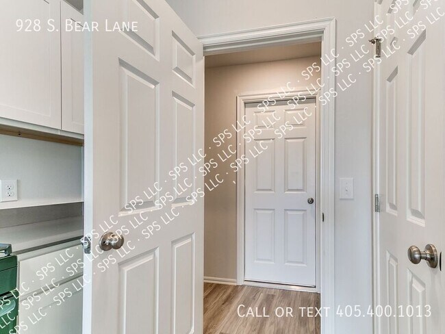 Building Photo - 928 S Bear Ln