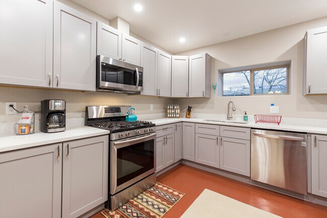 Building Photo - 3816 E Lee St