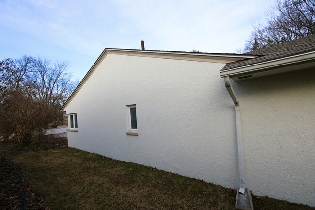 Building Photo - 3191 E Broad St