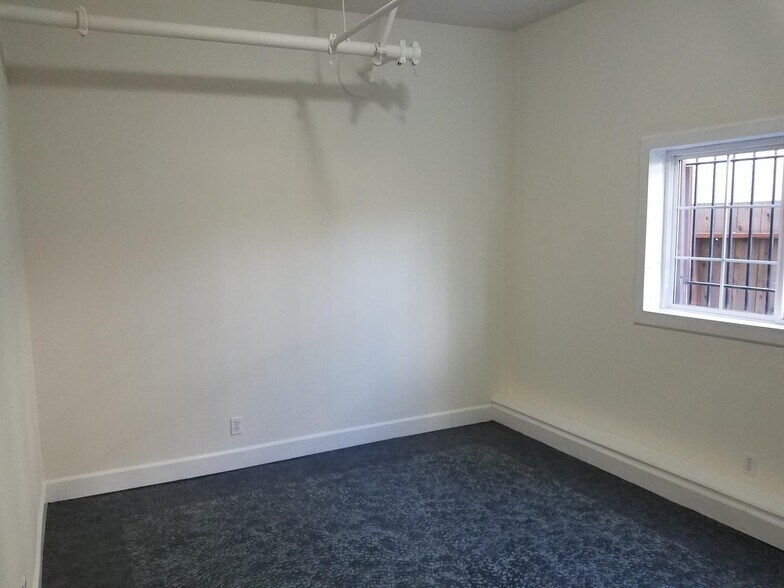 Building Photo - Large well located West Oakland condominium