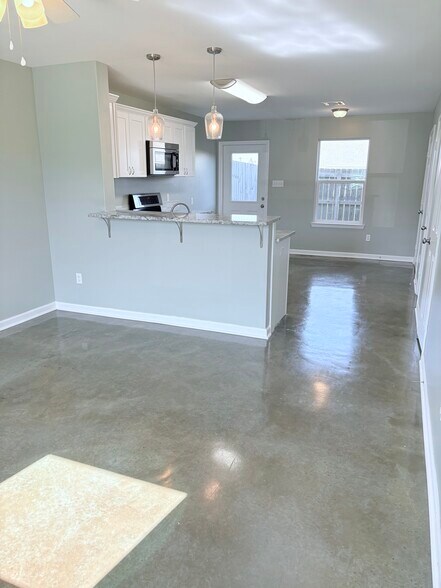 Building Photo - 1603 Dehart