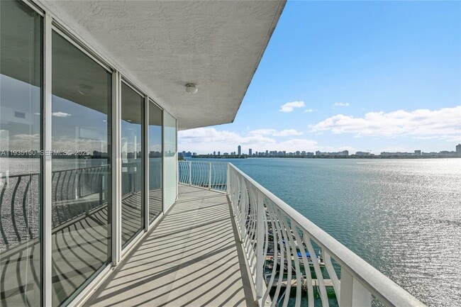 Building Photo - 7601 E Treasure Dr