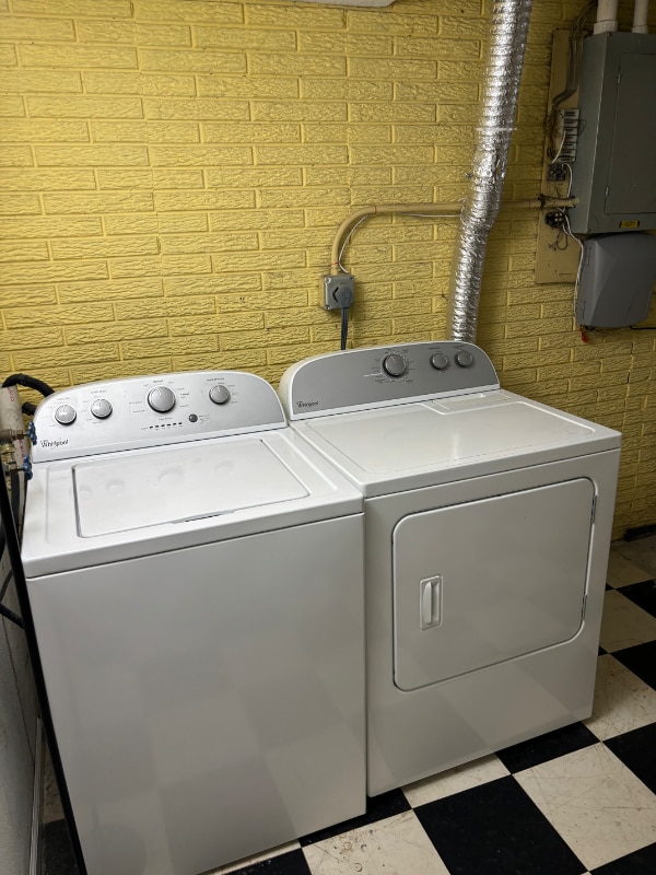 Building Photo - 1802 Martin St