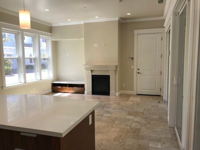 Building Photo - 557 Maple Ct