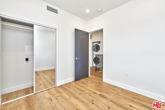 Building Photo - 14550 Burbank Blvd