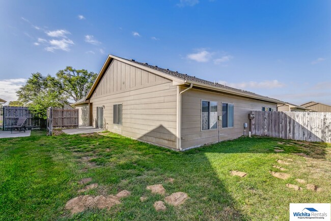 Building Photo - 3 bedroom 2 bath Duplex near Derby