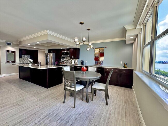 Building Photo - 5440 N Ocean Dr