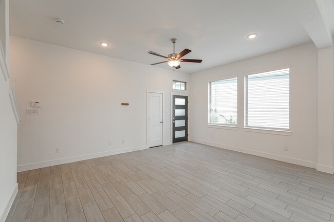 Building Photo - 112 Red Cascade Trl