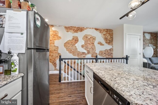 Building Photo - 306 E Front St