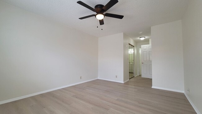 Building Photo - Gorgeous Fully Remodeled Condo