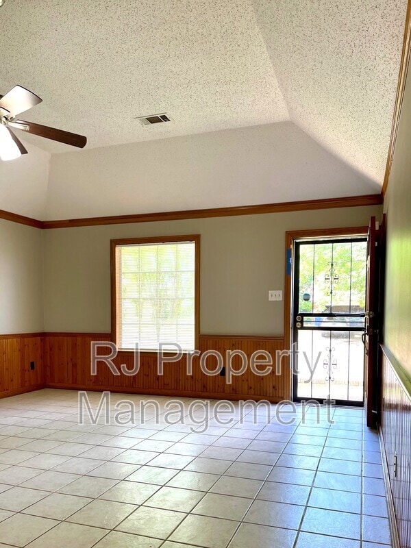 Building Photo - 4592 Tracy Lynn Dr