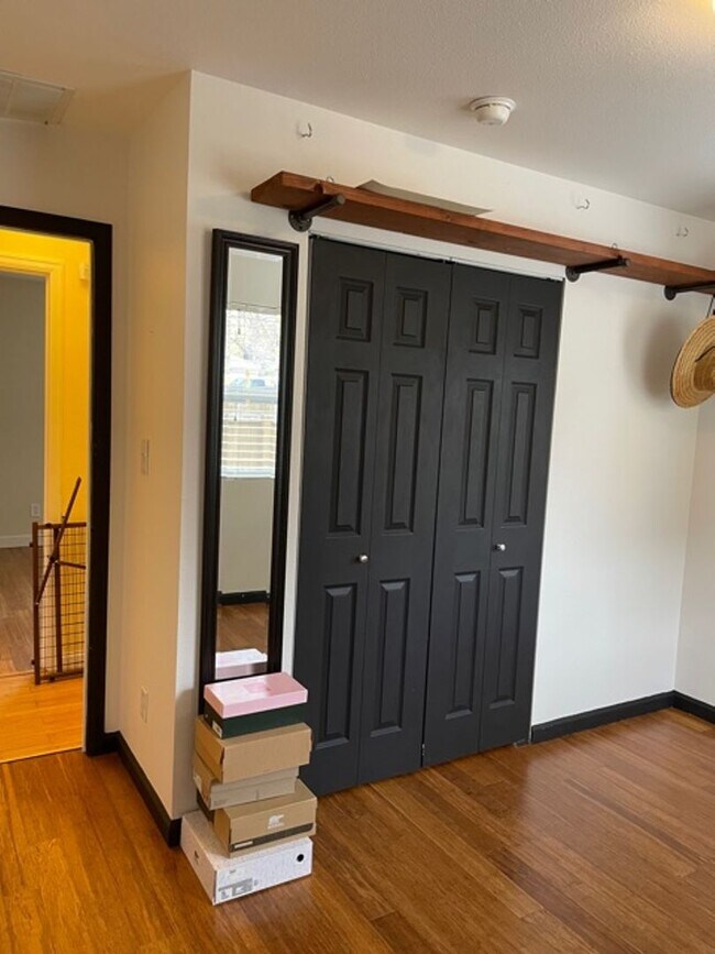 Building Photo - CHARMING 2 BED/1 BATH COZY COTTAGE LOCATED...