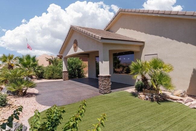Building Photo - House in Gated Community with Views!
