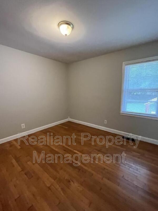 Building Photo - 1940 Pershing Rd