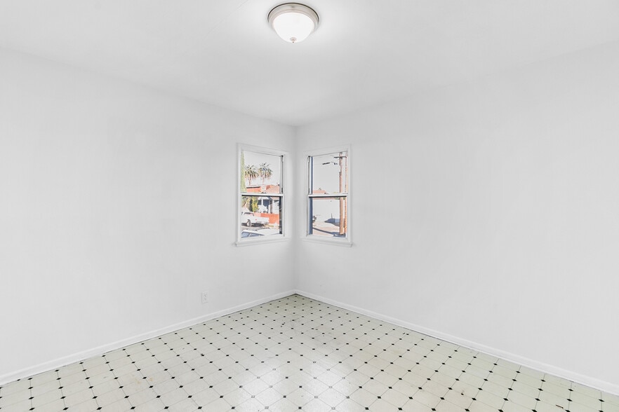 Building Photo - 725 Spence St