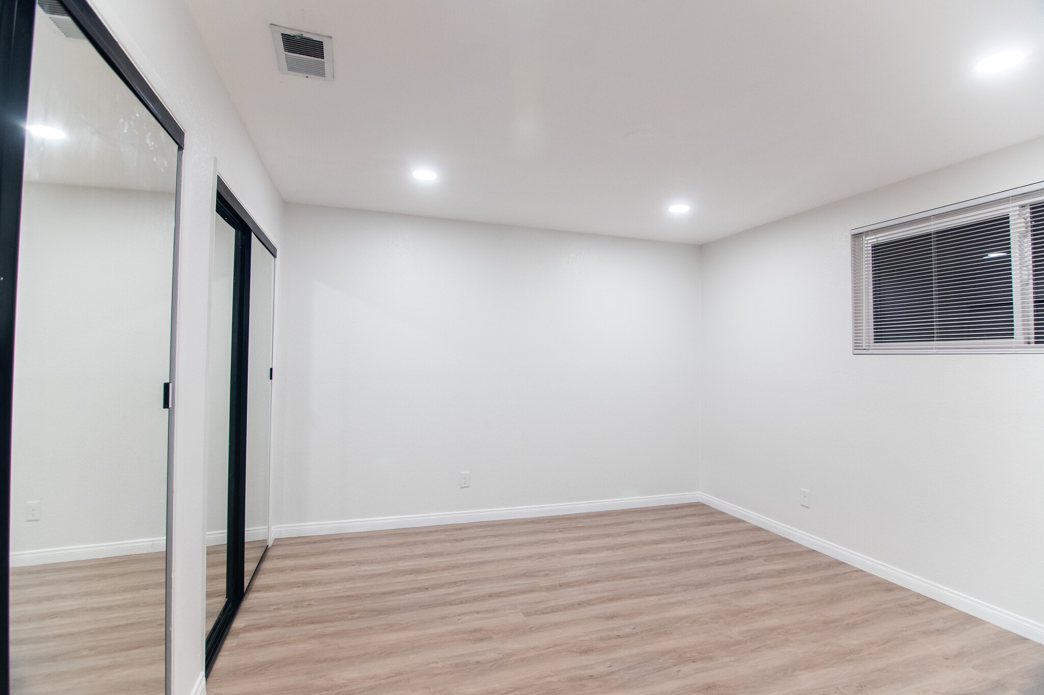 Room 4 (Master) - 14700 Friar St