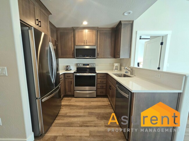 Building Photo - Beautiful fully furnished, single level 3 ...