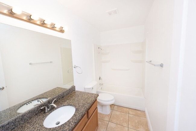 Building Photo - 2BR/1.5BA Condo! 2 parking spaces